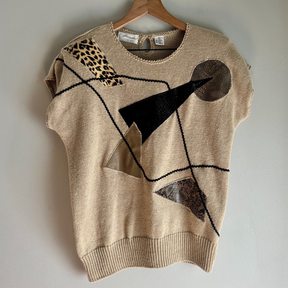 Vintage 80’s Beige Graphic Short-Sleeve Knit Sweater with Shoulder pads